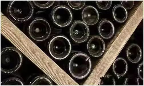 葡萄酒瓶底为什么是凹的