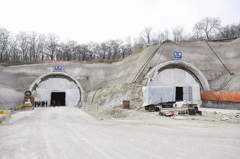 鞍山第四条隧道—— 自由东街隧道正在紧张施工着.