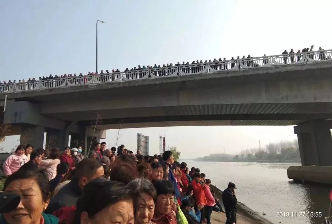 盐城一年轻男子跳河轻生,生死不明【视频】