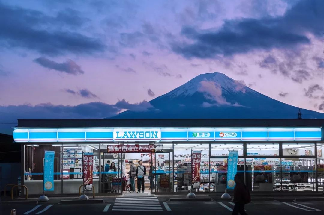 日本的年轻人甚至把邻近的24小时便利店视为 " 自家的另一个冰箱".