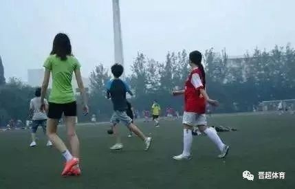 妈妈的问：女必一运动官方孩子适合踢足球吗(图7)