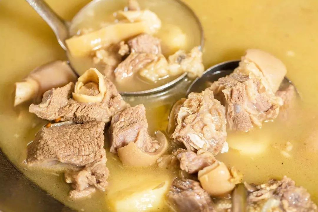羊肉汤可以说是很棒的 温中健脾的食物了