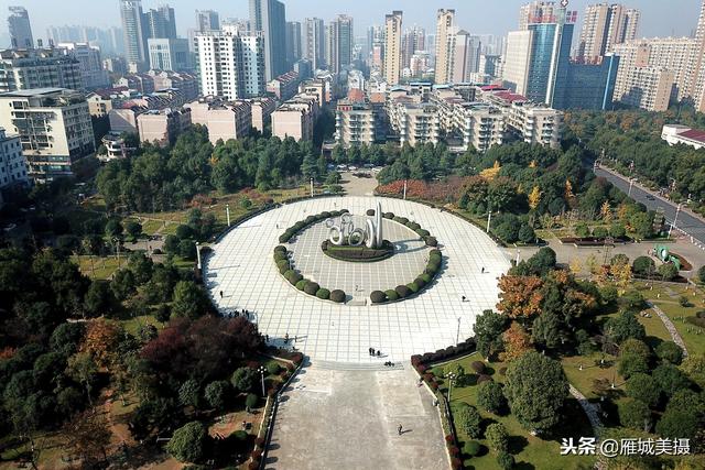 航拍衡阳市高新区太阳广场,初冬时节黄绿相间,高空俯瞰别样美