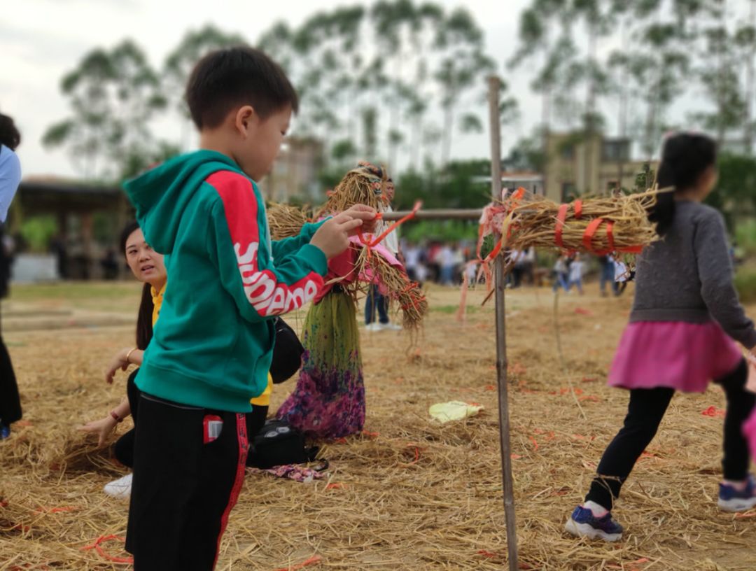 24北大附中二年级亲子秋游活动:扎稻草人,挖马蹄,磨豆浆,打地鼠