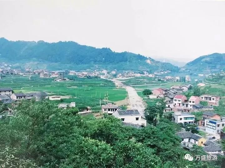 还修建了健身步道,除了改造临河堤坝,小镇河岸变了样.