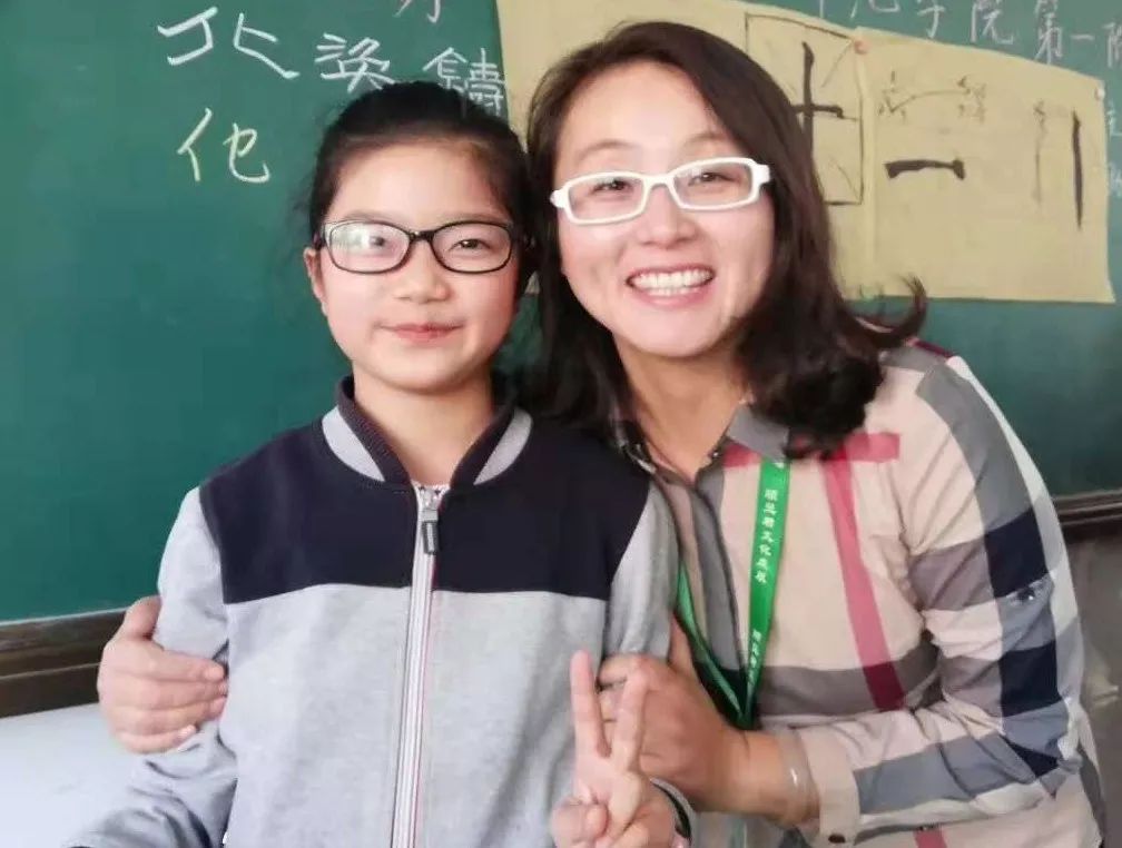 李铧江苏妇女十三大代表,淮阴区顾见君才艺教育培训中心董事长,淮安市