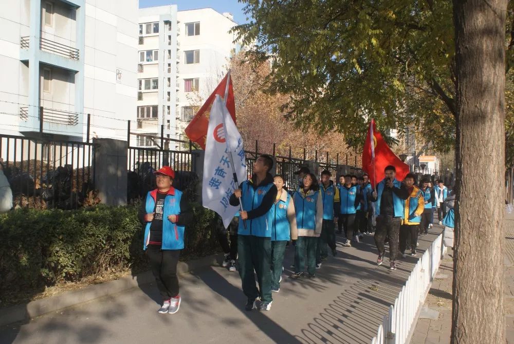 首师大附属回龙观育新学校共青团员参加回 周末绿跑第13期龙锦苑二区