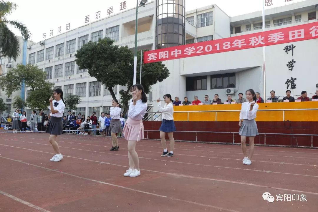 高清航拍 : 宾阳百年学府5000名学生集体跑操 场面热血沸腾!