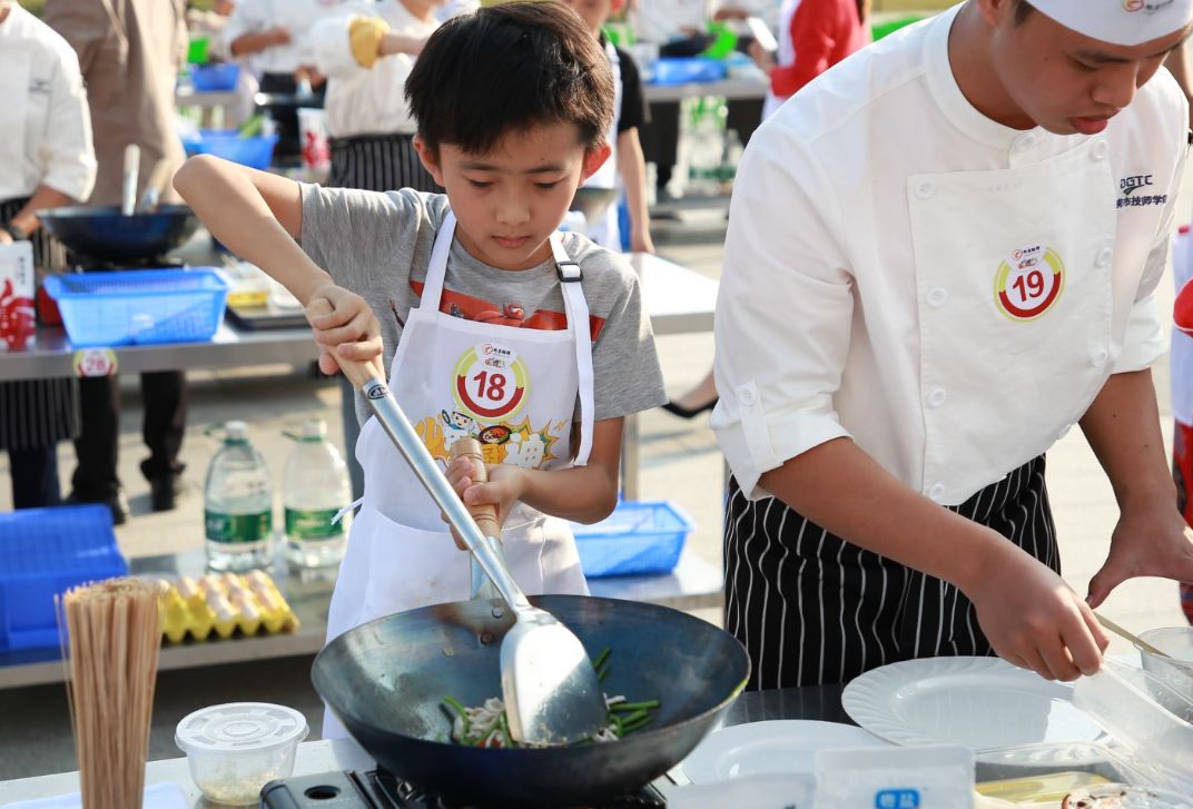 孩子烹饪瞬间