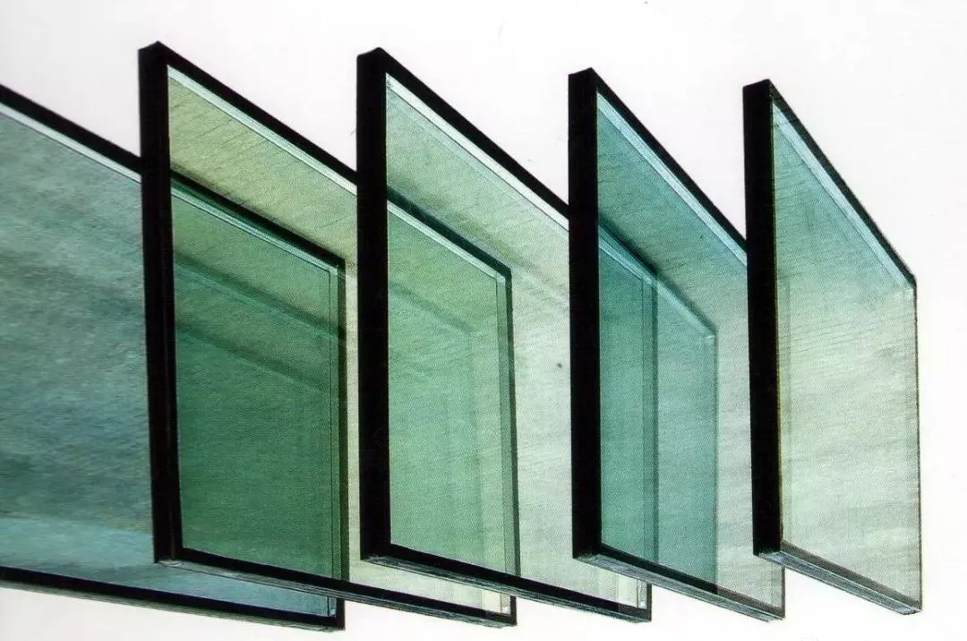 很多家庭在家装中都会选择安装双层玻璃,它比普通玻璃有着更好的隔音