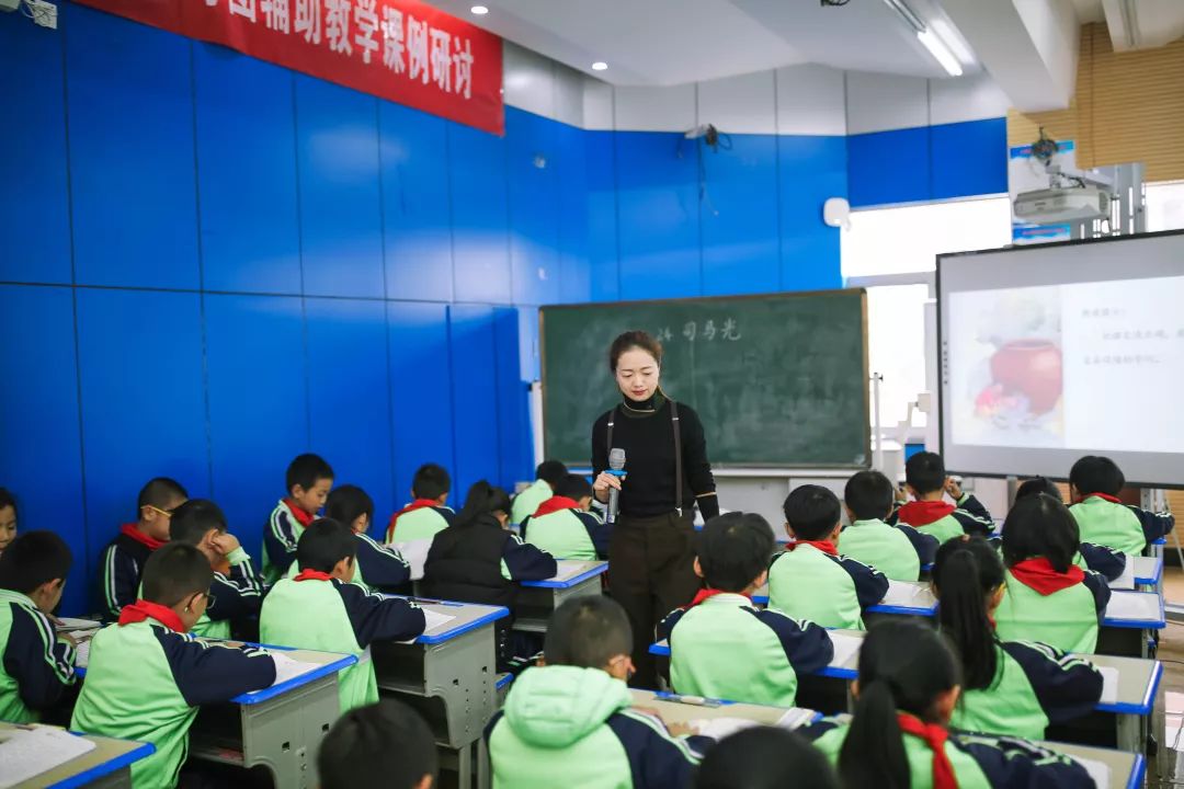 03作家范泽木为同学们签名观察员:杨文博 蒋瑶瑶 王日珍讨论环节,孩子