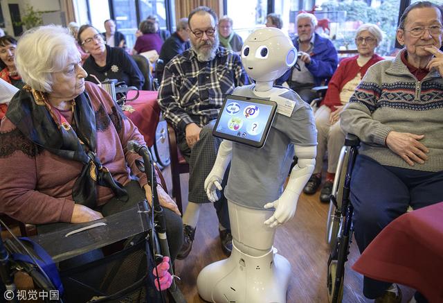看护机器人亮相德国养老院 表情软萌能与老人互动