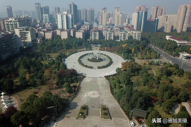 航拍衡阳市高新区太阳广场,初冬时节黄绿相间,高空俯瞰别样美