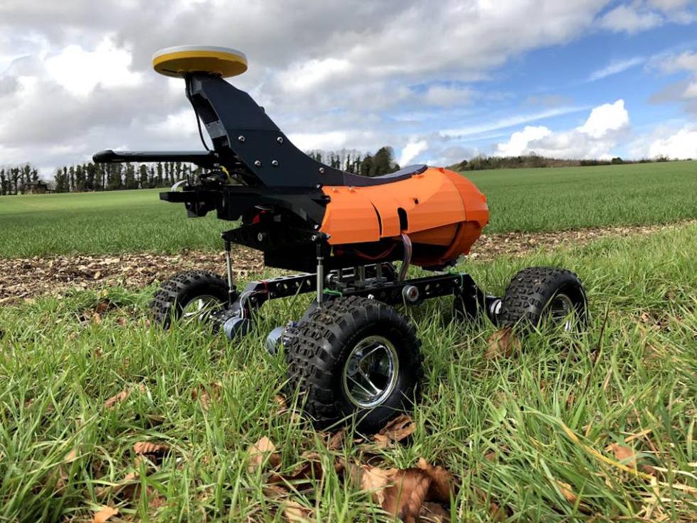 科研人员研发种地机器人:能种地能喷药还能除草