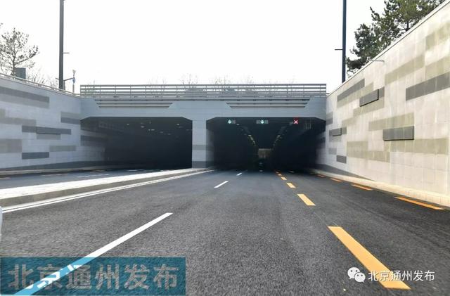 运河东大街(东六环路—宋梁路)路线限速牌上显示的是 60km/h,行驶途中