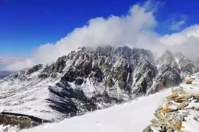 贺兰山滑雪场位于苏峪口森林公园内,四面环山,泉水叮咚,风景优美,是