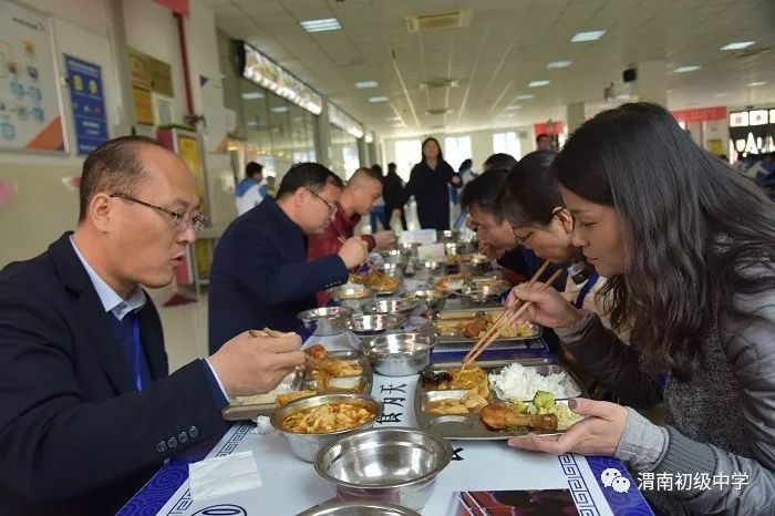 渭南初级中学学生家长走进学校食堂体验学生就餐