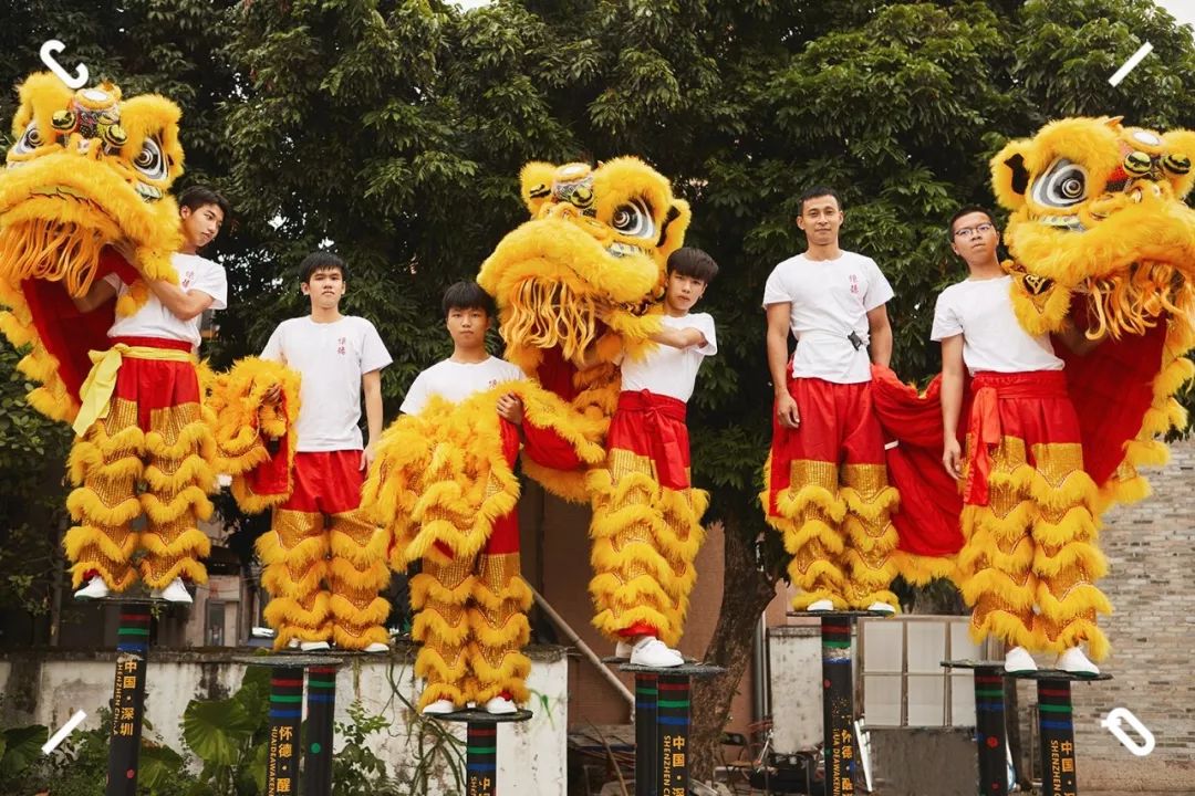 摩登中国醒狮梅花桩上的狮子舞