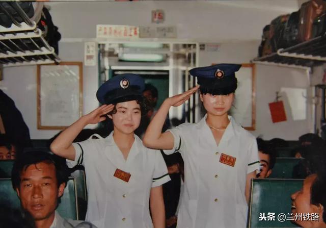 不同时期靓丽乘务员的秀制服,改革开放40年,看铁路制服的变迁