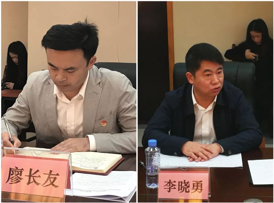 团区委副书记廖长友,李晓勇听取汇报和交流工作与会人员分别汇报和