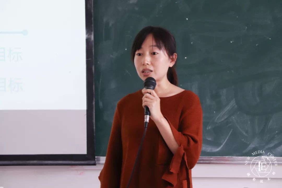 无李丽霞老师主要从课程标准,教材分析,学生分析,教学方法,教学设计五