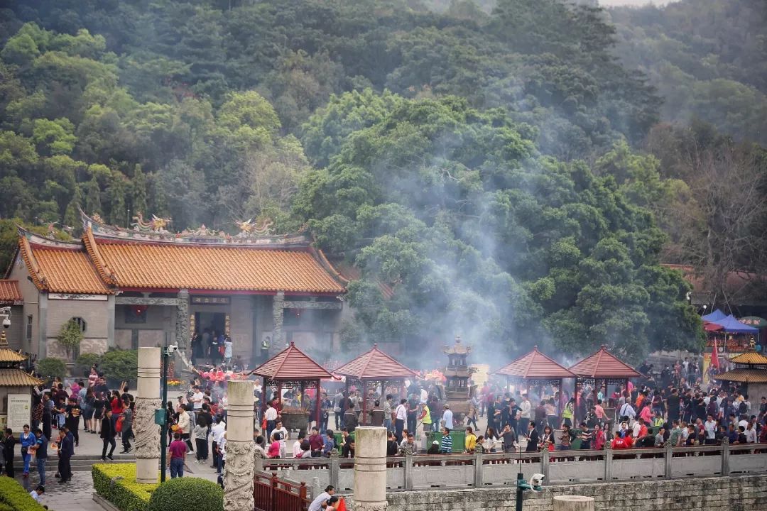 凤凰山 凤凰山上的凤岩古庙在深圳非常有名气 逢年过节到