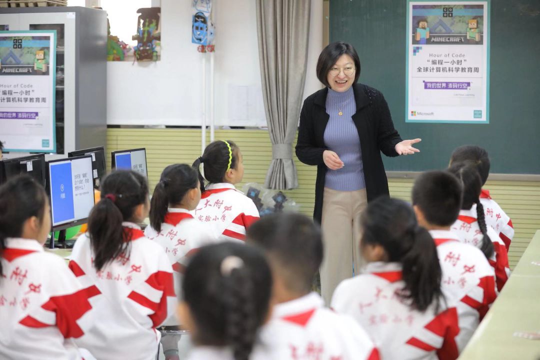 人大附中实验小学的老师正在为学生们上编程课