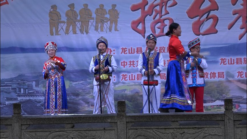 龙山龙凤广场来了好多人看三棒鼓擂台赛