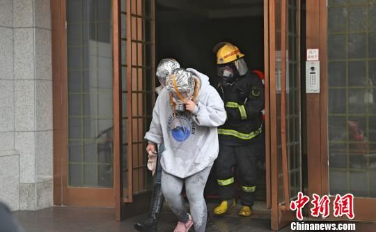 湖北宜昌一高层住宅发生火灾 消防营救疏散80人