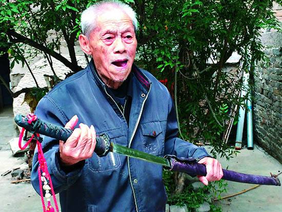 他缴获天皇佩刀，有人出20万买，他坚决不卖，死后无偿上交国家