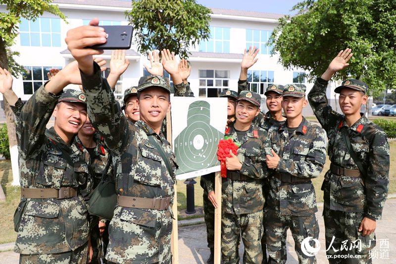 11月29日,武警广西总队新兵团训练基地承训点组织千余名新兵进行实弹