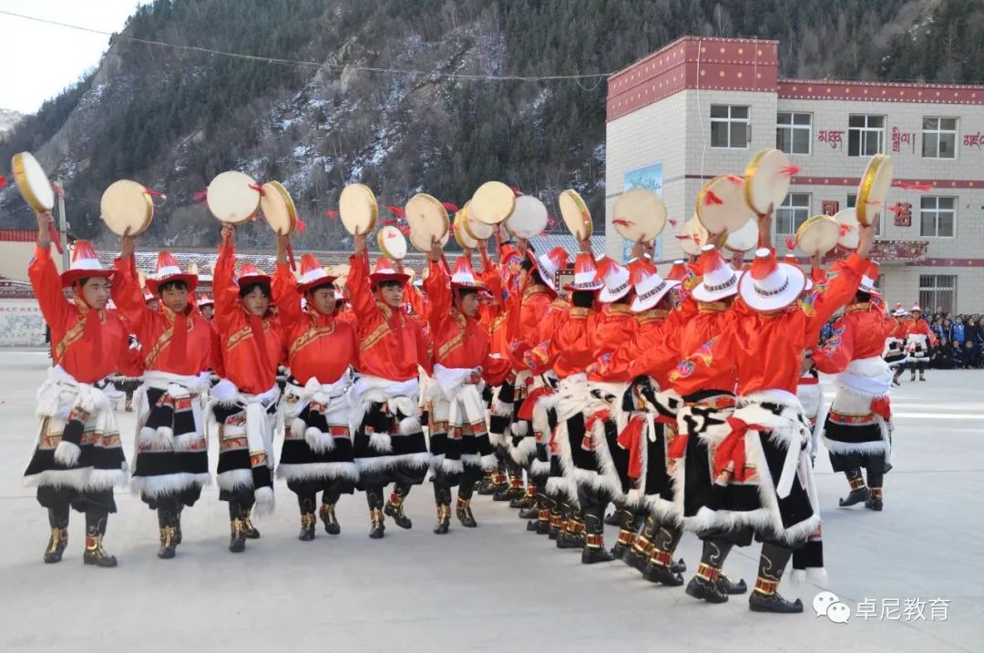 卓尼县文广局文化馆在卓尼县藏族中学举办巴郎鼓舞传承基地授牌仪式