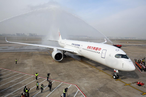 北京时间11月30日,东航首架空客a350-900飞抵上海虹桥机场.