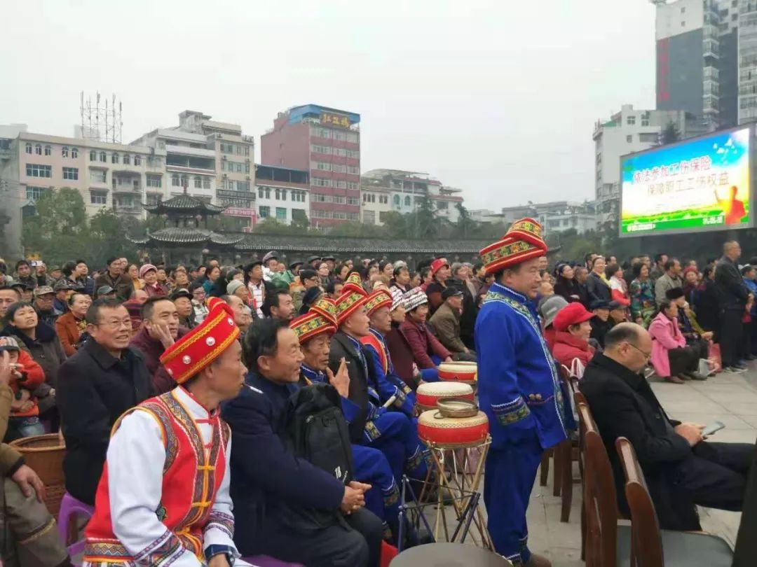 龙山龙凤广场来了好多人看三棒鼓擂台赛