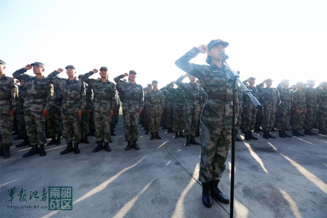 驻香港部队:举行2018年度新兵授衔仪式