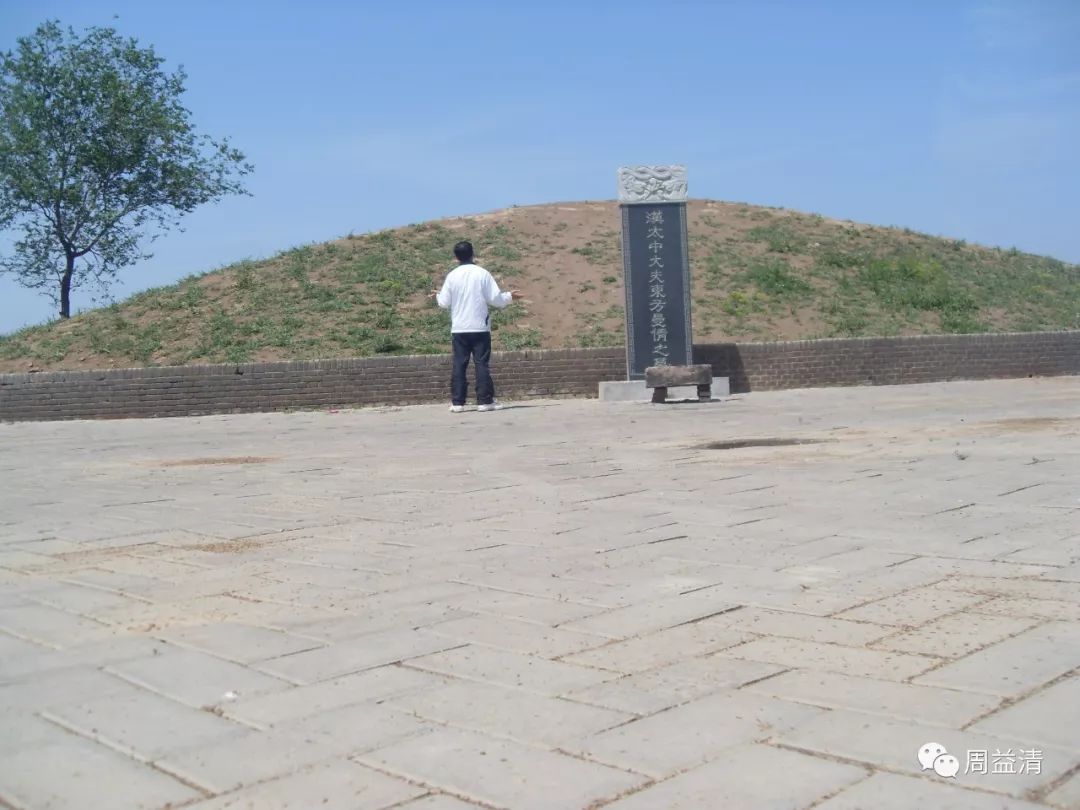 扬雄墓地,四川省郫县 没有政治权力的文人的墓地,千百年过去,却是有