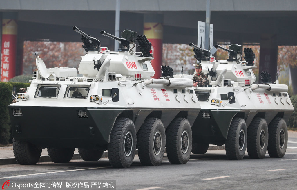 高清图:足协杯决赛大战在即 武警装甲车出动