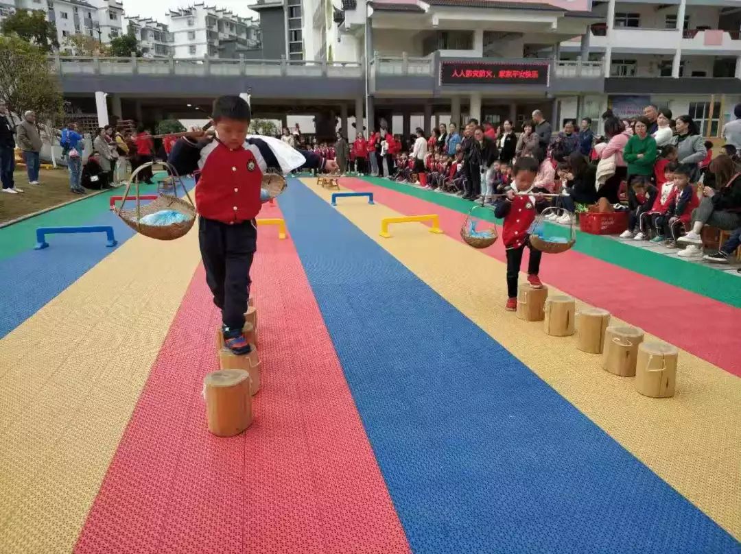 踩高跷踩着高跷插秧苗!原来.