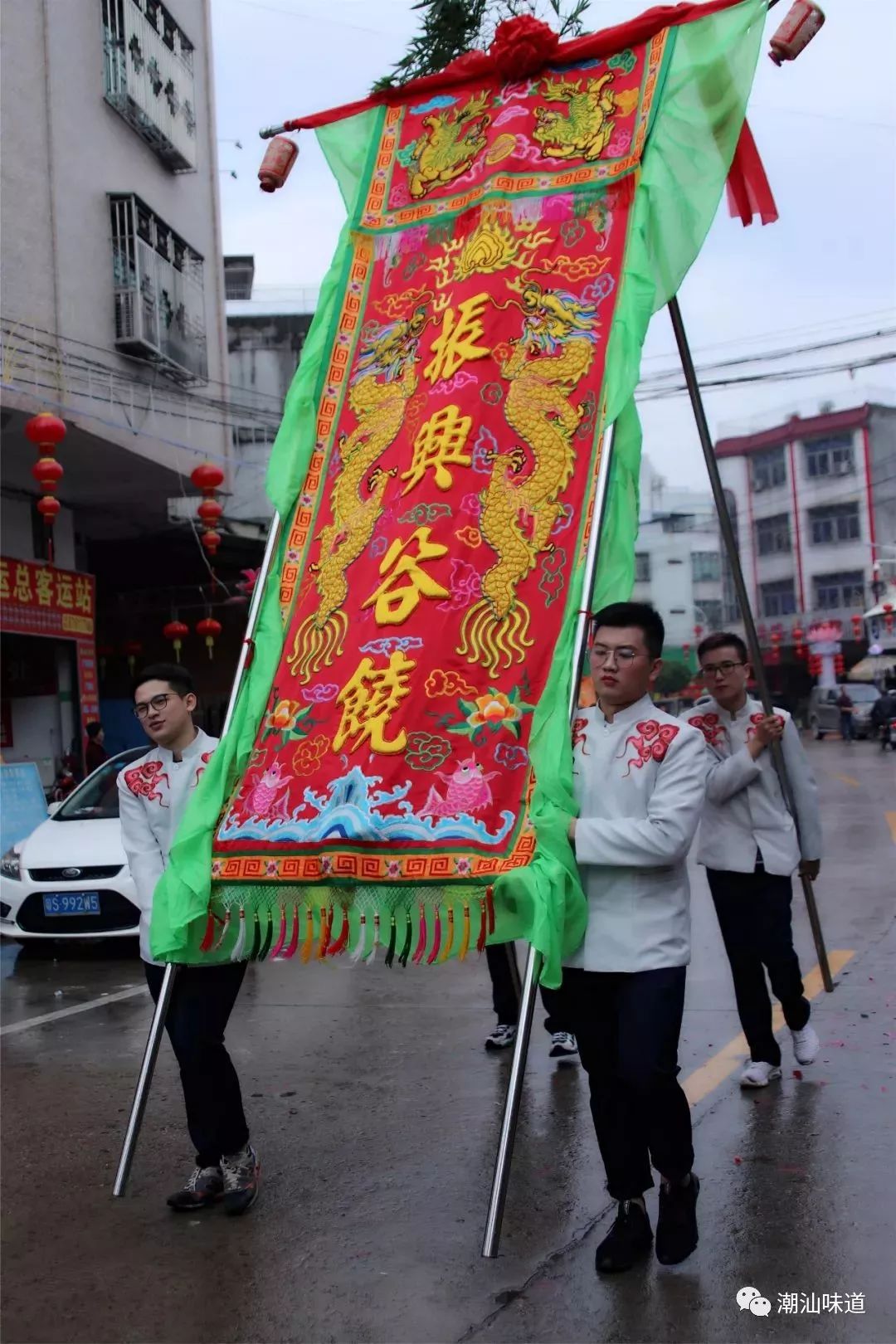 汕头谷饶闹热,这群扛大旗女标个个生好!