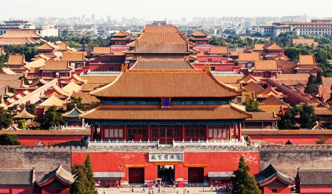 故宫 故宫是中国明清两朝最大的皇家处理政务和生活起居场所,为当今