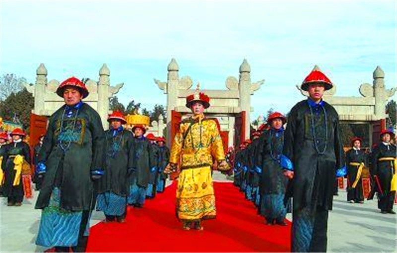 乾隆七世孙穿龙袍戴官帽祭祖场面宏大不知道的还以为在拍电影