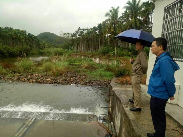 定安县副县长余涛深入翰林镇巡河调研_沟门村