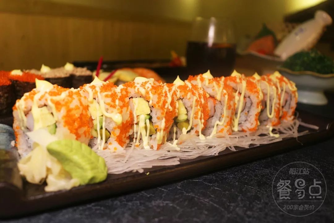 从寿司中衍生出来的加州卷,蟹籽紧紧的依附在饭团内外,搭配一直是自由