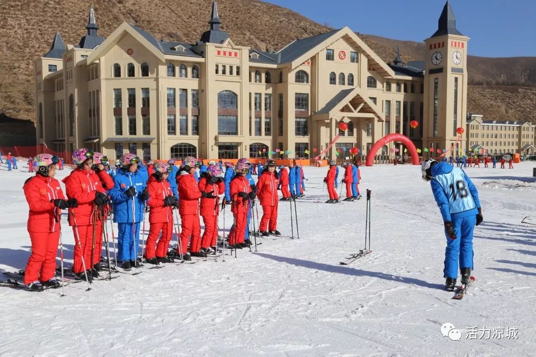 【冬季旅游】 壮观!岱海国际滑雪场万名学生上冰雪!