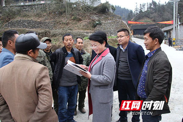 2018年1月22日,保靖县长杨志慧在保靖县吕洞山镇茶岭村黄皮组宣讲