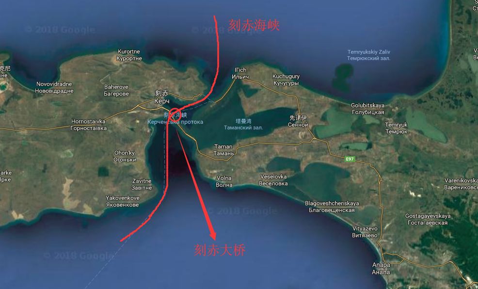 两艘乌克兰炮艇和一艘拖船试图从黑海通过刻赤海峡进入亚速海,乌克兰图片