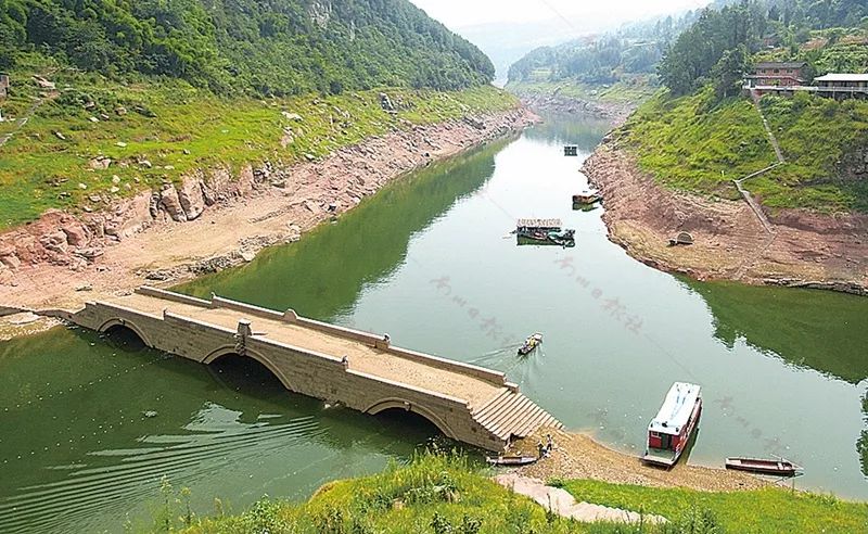 两岸青山,正阳桥依然静静地藏在水下,不曾见过这座南川名桥的身影