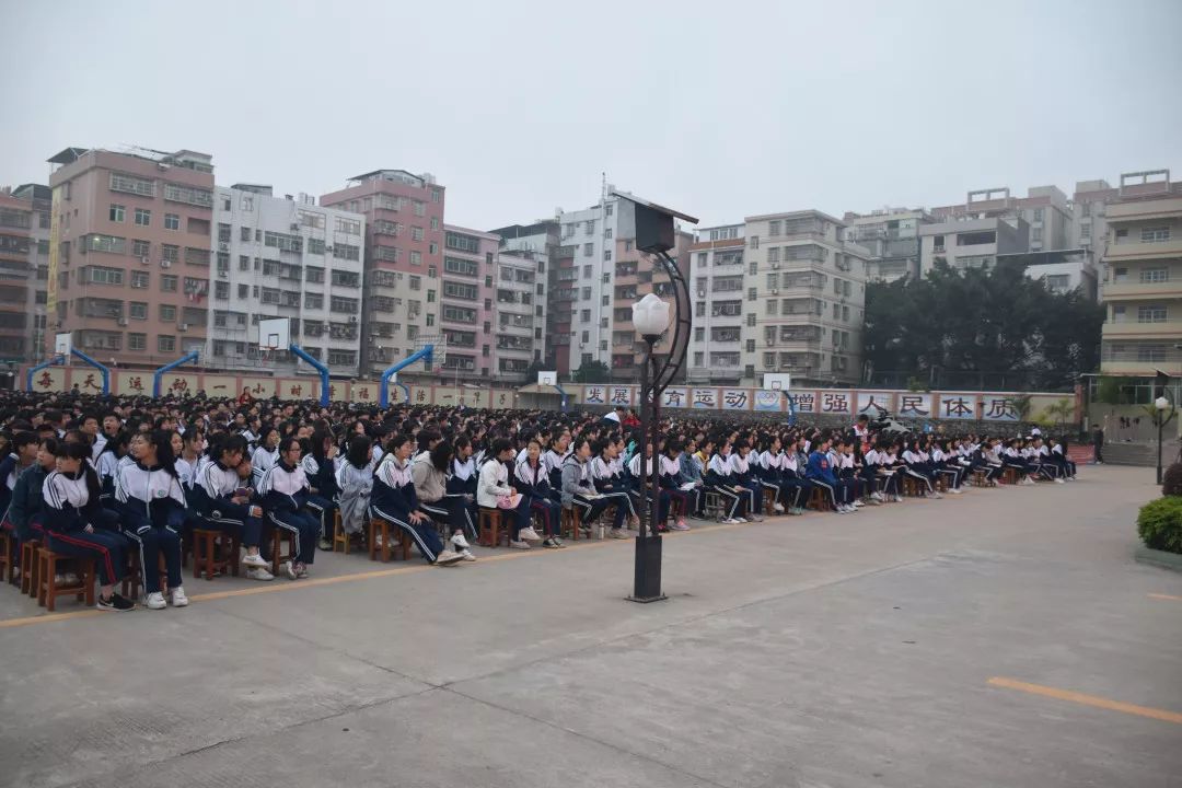 昨日清晨,龙川田家炳中学上千名学生围观,所为何事?