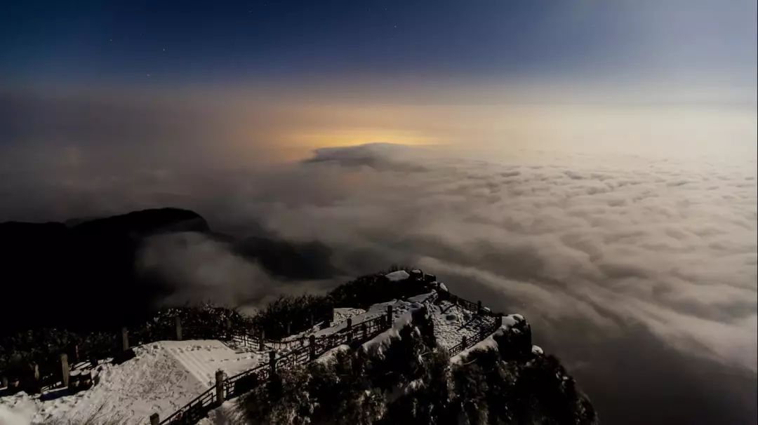 峨眉山的第一场雪美得不像话