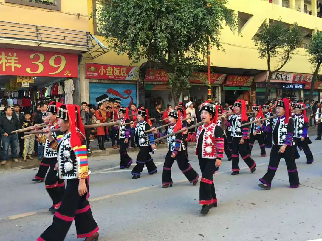 从四面八方赶来,在绿春共度哈尼十月年,在长街古宴盛会上共祝来年幸福